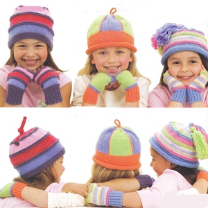 Könnte beinhalten: Eine Sammlung farbenfroher Strickmützen und passender Fäustlinge. Die Mützen haben Streifen und Farbblock-Designs in Rosa, Blau, Grün und Orange. Die Fäustlinge haben passende Streifen. Die Kinder lächeln und tragen die Mützen und Fäustlinge.