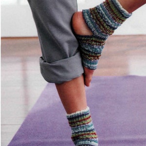 Puede incluir: Una persona usando un par de calcetines de dedos rayados de colores sobre una esterilla de yoga morada.