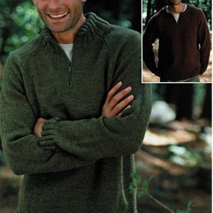 Könnte beinhalten: Olivgrüner Strickpullover mit Reißverschlusskragen. Der Pullover hat gerippte Bündchen und einen gerippten Saum. Ein kleineres Bild zeigt einen braunen Pullover mit V-Ausschnitt. Der Hintergrund ist eine verschwommene Szene im Freien.