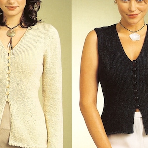 Może przedstawiać: Dwa dzianinowe topy, jeden z długimi rękawami i zapięciem na guziki z przodu, drugi bez rękawów i zapięciem na guziki z przodu. Oba topy mają dekolt w kształcie litery V.