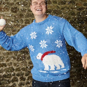 Könnte beinhalten: Hellblauer Strickpullover mit weißen Schneeflocken und einem Eisbären-Design. Der Eisbär trägt einen roten Schal. Der Pullover hat einen Rundhalsausschnitt und scheint aus dickem Garn gefertigt zu sein.