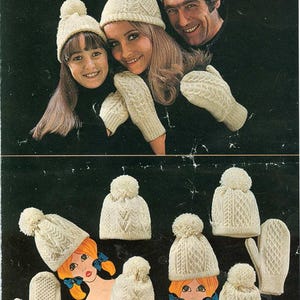 以下が含まれることがあります： クリーム色のケーブル編みのデザインとポンポンが付いたニット帽とミトン。画像には、帽子とミトンを着用している家族と、いくつかの帽子とミトンのセットが写っています。