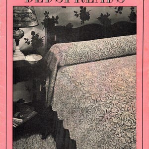 Peut inclure: Couverture de livre vintage intitulée "BEDSPREADS" avec une bordure rose. L'image montre un lit avec une couverture de lit en dentelle détaillée. Le texte sur la couverture comprend "CLARK'S O.N.T J. & P. COATS" et "PRICE 10 CENTS".