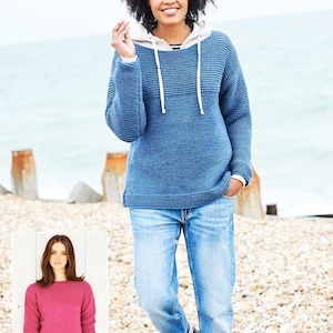 Puede incluir: Una sudadera con capucha de punto azul con capucha y cordón crema se usa con jeans azul claro. La sudadera con capucha tiene un patrón de punto texturizado. Una imagen más pequeña muestra un suéter rosa con puños a rayas.