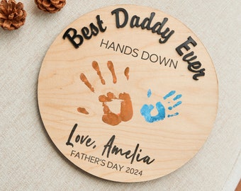 Personalisiertes Schild für den besten Vater aller Zeiten, Feiern Sie Papa mit Handabdrücken und benutzerdefinierter Nachricht, handgefertigtes Vatertagsgeschenk, Hands Down Holzschild