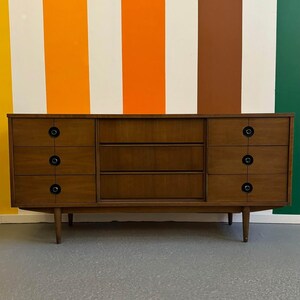 Mid-Century Modern Walnut Credenza - Retro Chic Sideboard Buffet Cabinet with Sleek Design - Handcrafted Furniture for Stylish Home Decor