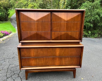 Mid-Century Modern Walnut Dresser - Retro Bedroom Storage with Sleek Design - Handcrafted Furniture for Stylish Home Decor