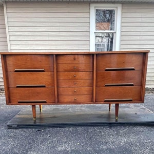 Mid-Century Modern Walnut Credenza - Retro Storage Sideboard Buffet - Handcrafted Wood Furniture - Stylish Minimalist Design