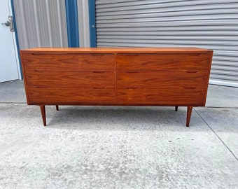 Mid Century Danish Modern Teak Dresser - Retro Scandinavian Design - Handcrafted Chest of Drawers - Sleek Storage Furniture for Living Room