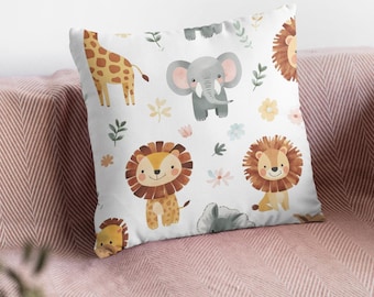 Almofada com Animais da Savana, Decoração para Quarto de Bebê, Almofada com Animais da Selva, Presente para Chá de Bebê, Almofada Neutra para Quarto de Bebê, Decoração com Leão, Elefante e Girafa
