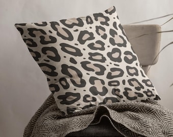 Almofada com estampa de leopardo, almofada com estampa animal, almofada decorativa moderna, almofada neutra bege e preta, almofada decorativa moderna para casa.