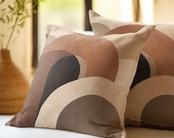 Almofada quadrada abstrata em tons terrosos com arcos, almofada decorativa geométrica moderna em tons terrosos, estilo boho, minimalista.