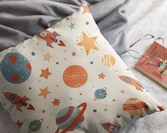 Almofada Espacial com Planetas, Almofada Decorativa Infantil com Tema Espacial, Almofada com Tema do Sistema Solar para Quarto de Bebê, Almofada com Foguetes e Estrelas para Decoração de Quarto Infantil, Almofada Espacial Fofa