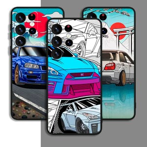 Könnte beinhalten: Drei Handyhüllen mit verschiedenen Designs, die japanisch inspirierte Kunstwerke und Illustrationen von Sportwagen zeigen. Die erste Hülle hat ein blaues Auto mit einer roten Sonne und Wellen im Hintergrund. Die zweite Hülle hat ein blaues und pinkfarbenes Auto mit einem weißen und schwarzen Auto im Hintergrund. Die dritte Hülle hat ein weißes Auto mit einer roten Sonne und einem japanischen Tempel im Hintergrund.
