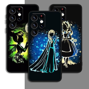 Op de afbeelding: Drie telefoonhoesjes met verschillende Disney-personagesilhouetten. De eerste hoes heeft Tinkerbell in groen en geel, de tweede hoes heeft Elsa uit Frozen in blauw en wit, en de derde hoes heeft Alice in Wonderland in zwart en wit.