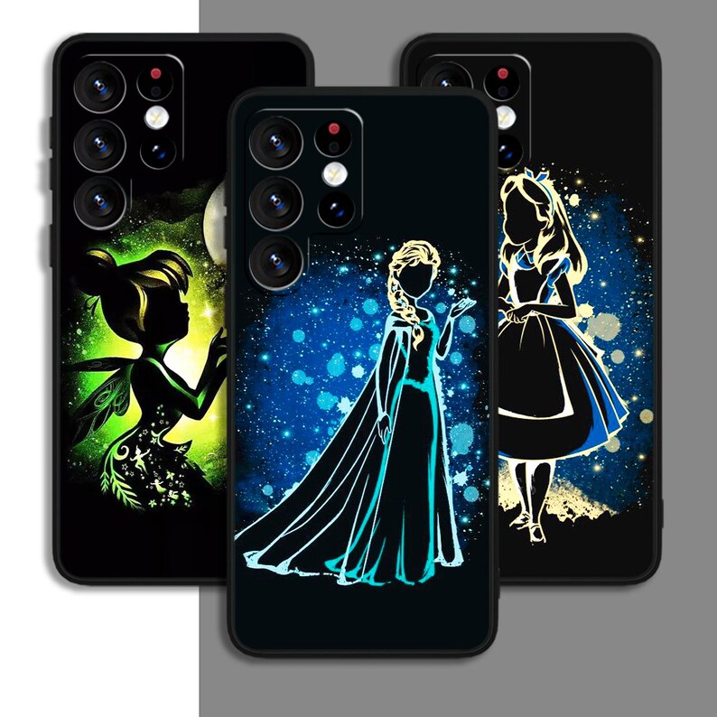 Peut inclure: Trois coques de t&eacute;l&eacute;phone avec diff&eacute;rentes silhouettes de personnages Disney. La premi&egrave;re coque pr&eacute;sente Clochette en vert et jaune, la deuxi&egrave;me coque pr&eacute;sente Elsa de La Reine des Neiges en bleu et blanc, et la troisi&egrave;me coque pr&eacute;sente Alice au Pays des Merveilles en noir et blanc.