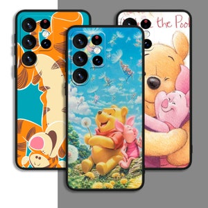 Pode incluir: Três capas de telemóvel com o Winnie the Pooh e o Piglet. A primeira capa tem um fundo azul com uma personagem listrada amarela e laranja. A segunda capa tem um fundo de céu azul com o Winnie the Pooh e o Piglet sentados num tronco. A terceira capa tem um fundo branco com o Winnie the Pooh a abraçar o Piglet. O texto na terceira capa diz "Take the Pooh".