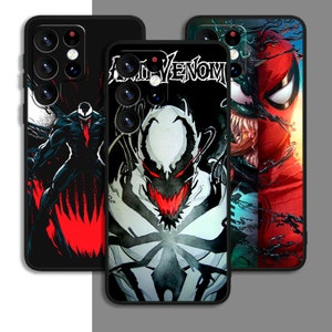 Op de afbeelding: Drie telefoonhoesjes met verschillende afbeeldingen van Venom, een fictieve superheld. De eerste hoes heeft een zwart-rode afbeelding van Venom met de tekst "Venom". De tweede hoes heeft een wit-zwarte afbeelding van Venom met de tekst "Anti Venom". De derde hoes heeft een rood-zwarte afbeelding van Venom en Spider-Man.