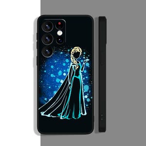 Peut inclure: Une coque de t&eacute;l&eacute;phone noire avec une illustration bleue et blanche d'une princesse avec une couronne et une robe flottante. La coque de t&eacute;l&eacute;phone a une d&eacute;coupe pour l'objectif de l'appareil photo et un c&ocirc;t&eacute; noir.