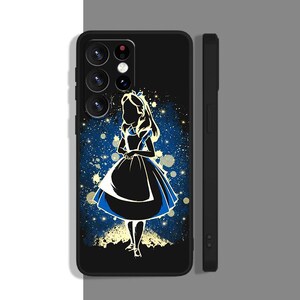 Peut inclure: Coque de t&eacute;l&eacute;phone noire avec une silhouette d'Alice au pays des merveilles portant une robe bleue et blanche sur un fond &eacute;toil&eacute; bleu et blanc.
