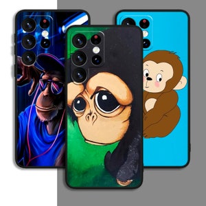 Op de afbeelding: Drie telefoonhoesjes met verschillende apenontwerpen. De eerste hoes heeft een aap met een zonnebril en een blauw shirt. De tweede hoes heeft een aap met grote ogen en een groen shirt. De derde hoes heeft een cartoon-aap met bruine vacht op een blauwe achtergrond.