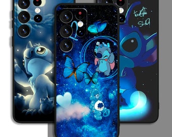 Könnte beinhalten: Drei Handyhüllen mit blauen Designs. Eine Hülle zeigt Stitch aus Lilo & Stitch, eine andere Schmetterlinge und Stitch, und die dritte Stitch mit dem Text "Teenage Stitch". Die Hüllen haben einen schwarzen Rand und sind mit einem Galaxiethema verziert.