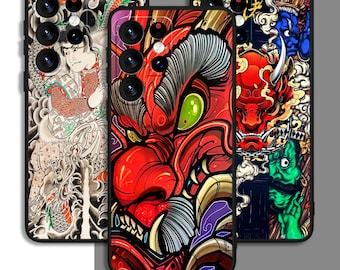 Può includere: Tre custodie per telefono con diversi design di ispirazione giapponese. La prima custodia presenta un drago e un guerriero samurai in bianco e nero. La seconda custodia presenta una maschera oni rossa e verde. La terza custodia presenta una maschera oni blu e bianca con un demone rosso.