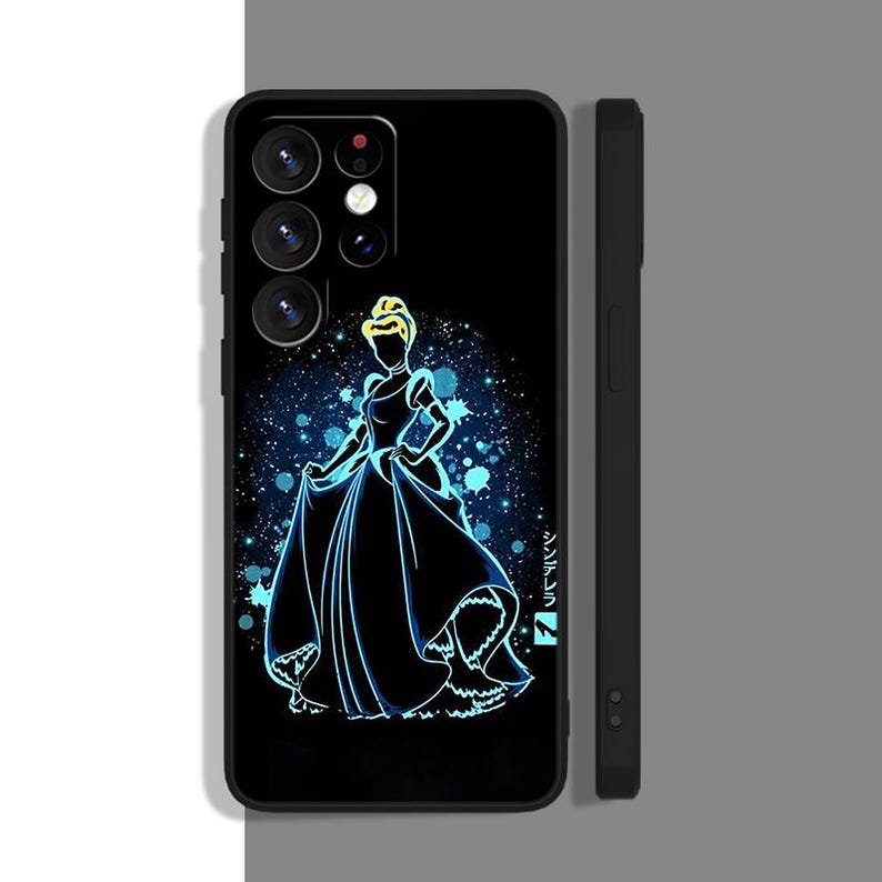 Peut inclure: Une coque de t&eacute;l&eacute;phone noire avec une silhouette bleue et blanche de Cendrillon en robe de bal. La coque a une d&eacute;coupe pour l'appareil photo et le texte "シンデレラ" en japonais.