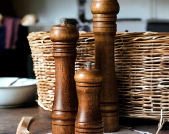 Moulin à sel et à poivre en bois | Moulin à sel fait main | Grinder en bois pour décoration de table | Idée cadeau