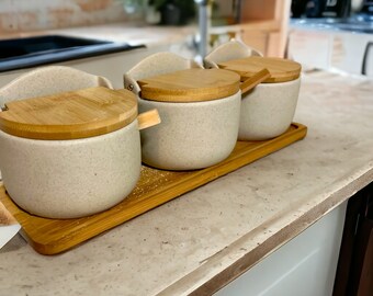 Tarros de almacenamiento de cerámica con tapa de bambú y cuchara / Juego de tarros de condimento de sal y pimienta / Almacenamiento de alimentos de cerámica japonesa / Decoración de cocina / Ideas de regalos