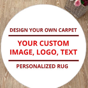 Puede incluir: Alfombra redonda blanca con el texto "DESIGN YOUR OWN CARPET" en negro y "YOUR CUSTOM IMAGE, LOGO, TEXT" y "PERSONALIZED RUG" en rojo.