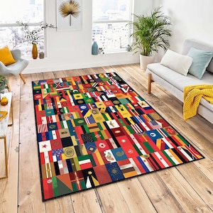Puede incluir: Una alfombra colorida con un patrón de banderas de todo el mundo. La alfombra está colocada sobre un suelo de madera en un salón.