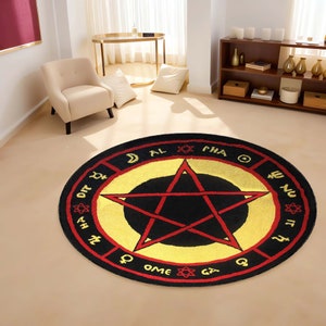 Puede incluir: Una alfombra redonda negra y amarilla con un pentagrama rojo en el centro. La alfombra tiene un c&iacute;rculo de texto alrededor del borde, incluyendo las palabras "AL", "PHA", "OME" y "GA".
