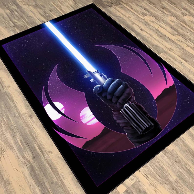 Puede incluir: Una alfombra negra y morada con una imagen estilizada de un sable de luz y el s&iacute;mbolo de la Alianza Rebelde. El sable de luz brilla en azul y el s&iacute;mbolo est&aacute; en el fondo.