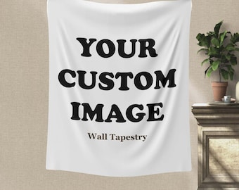 Può includere: Arazzo da parete bianco con il testo "YOUR CUSTOM IMAGE" e "Wall Tapestry" stampato in nero.
