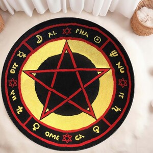 Puede incluir: Una alfombra redonda de color negro y amarillo con un pentagrama rojo en el centro. La alfombra tiene un borde negro con texto blanco alrededor del borde, incluyendo las palabras "PHA" y "OME".
