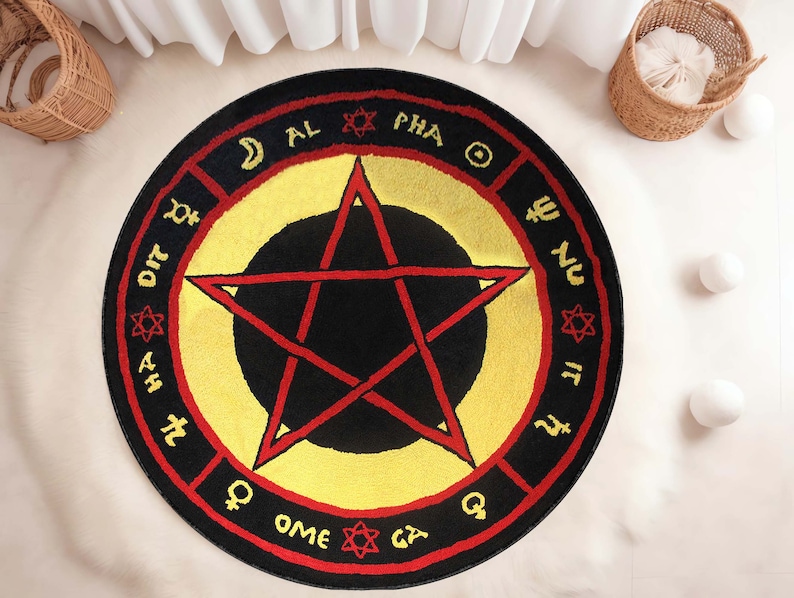 Puede incluir: Una alfombra redonda de color negro y amarillo con un pentagrama rojo en el centro. La alfombra tiene un borde negro con texto blanco alrededor del borde, incluyendo las palabras "PHA" y "OME".