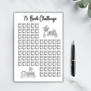 Puede incluir: Un modelo imprimible de desaf&iacute;o de lectura de 75 libros con un dise&ntilde;o en blanco y negro. El modelo presenta una estanter&iacute;a con libros, una planta en maceta y un reloj.