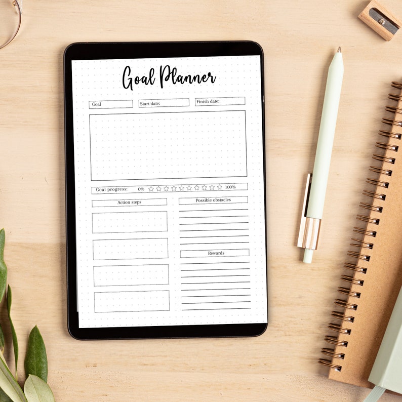 Puede incluir: Un planificador de objetivos digital en la pantalla de una tableta con un fondo punteado. El planificador tiene secciones para el objetivo, la fecha de inicio, la fecha de finalizaci&oacute;n, el progreso del objetivo, los pasos a seguir, los posibles obst&aacute;culos y las recompensas.