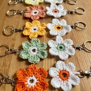 Daisy Keyring, Daisy Keychain, Flower Keychain, Crochet Daisy Keyring, Daisy Charm, Flower Crochet, Keychain, Keyring, Handmade Gift