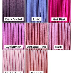 Puede incluir: Una carta de colores de cordones de ante en varios tonos de rosa, morado y melocot&oacute;n. Los colores incluyen Dark Violet, Lilac, Hot Pink, Cyclamen, Antique Pink, Pink, Light Pink y Peach. El texto en la parte inferior dice "Colors may slightly vary due to lighting."