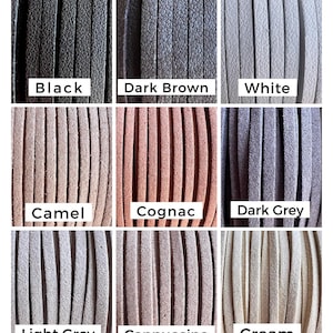 Puede incluir: Una carta de colores que muestra nueve colores de cord&oacute;n de cuero de gamuza: negro, marr&oacute;n oscuro, blanco, camel, co&ntilde;ac, gris oscuro, gris claro, capuchino y crema. El texto "Colors may slightly vary due to lighting" est&aacute; en la parte inferior.