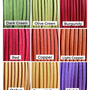 Puede incluir: Una carta de colores con nueve cordones de gamuza en varios tonos. Los colores incluyen verde oscuro, verde oliva, borgo&ntilde;a, rojo, cobre, cobre claro, ocre, amarillo soleado y violeta. El texto en la parte inferior dice "Colors may slightly vary due to lighting."