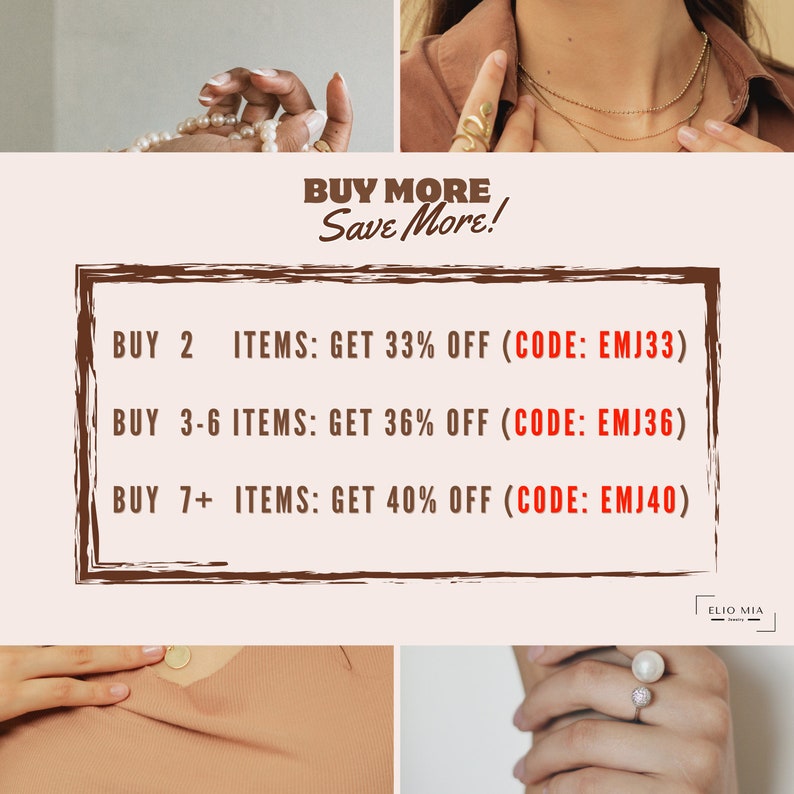 Pu&ograve; includere: Una grafica con testo marrone su uno sfondo beige chiaro. Il testo recita "BUY MORE Save More!" e elenca gli sconti per l'acquisto di pi&ugrave; articoli. Gli sconti sono: Acquista 2 articoli, ottieni il 33% di sconto (codice: EMJ33), Acquista 3-6 articoli, ottieni il 36% di sconto (codice: EMJ36), Acquista 7+ articoli, ottieni il 40% di sconto (codice: EMJ40).