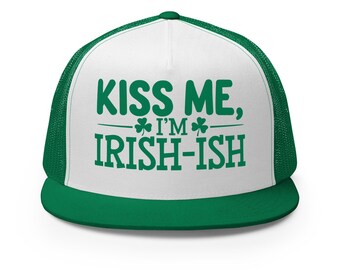 Gorra de camionero con visera plana del Día de San Patricio – Kiss Me I'm Irish-ish – Gorra estructurada de cinco paneles y perfil alto