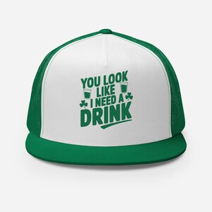 St. Patrick&#39;s Day Flat Bill truckerpet | Je ziet eruit alsof ik wat te drinken nodig heb | Grappige Ierse snapback-pet met mesh