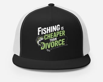 Puede incluir: Gorra de camionero negra y blanca con un gráfico verde y blanco que dice "Pescar es más barato que el divorcio".