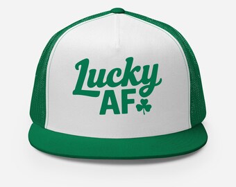 Gorra de camionero con visera plana del Día de San Patricio – Lucky AF – Gorra estructurada de cinco paneles de perfil alto con cierre a presión