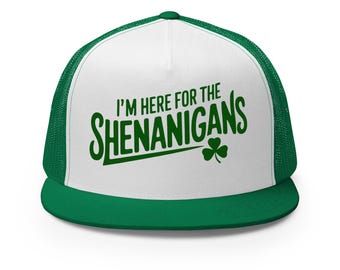 Gorra de camionero con visera plana del Día de San Patricio: I'm Here for the Shenanigans: gorra estructurada de cinco paneles de perfil alto con cierre a presión