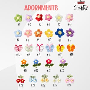 Puede incluir: Una colecci&oacute;n de adornos de ganchillo coloridos, que incluyen flores y mariposas, dispuestos en filas. La imagen presenta una variedad de colores, como verde, morado, rojo, rosa, amarillo y azul. La palabra "ADORNMENTS" se muestra en la parte superior.